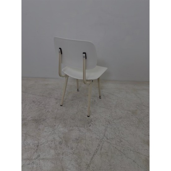 tweedehands gebruikt refurbished Kantinestoelen Ahrend Revolt designstoel wit met bouten in rug tweedehands - gebruikt - refurbished Ahrend Revolt designstoel wit met bouten in rug Kantinestoelen