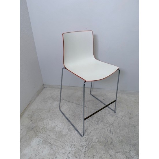 tweedehands - gebruikt - refurbished Arper Catifa 46 stapelbare design barkrukken met sledepoot Krukken