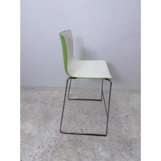 tweedehands - gebruikt - refurbished Arper Catifa 46 stapelbare design barkrukken met sledepoot Krukken