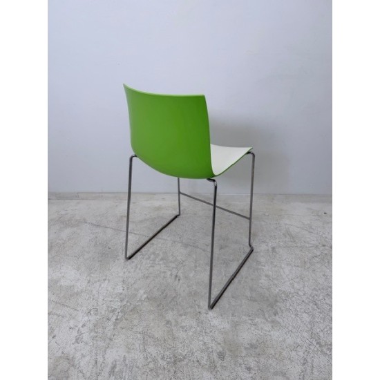 tweedehands - gebruikt - refurbished Arper Catifa 46 stapelbare design barkrukken met sledepoot Krukken