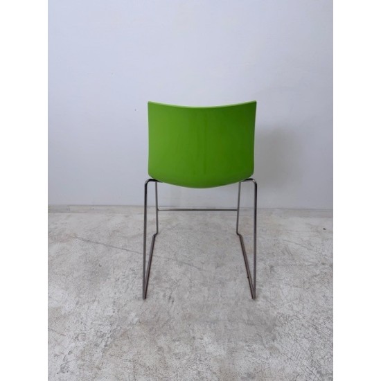tweedehands - gebruikt - refurbished Arper Catifa 46 stapelbare design barkrukken met sledepoot Krukken
