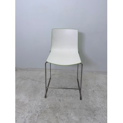 Arper Catifa 46 stapelbare design barkruk met sledeframe
