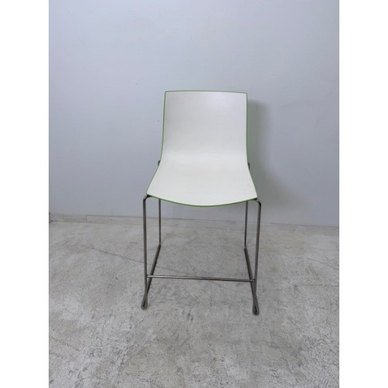 tweedehands - gebruikt - refurbished Arper Catifa 46 stapelbare design barkrukken met sledepoot Krukken