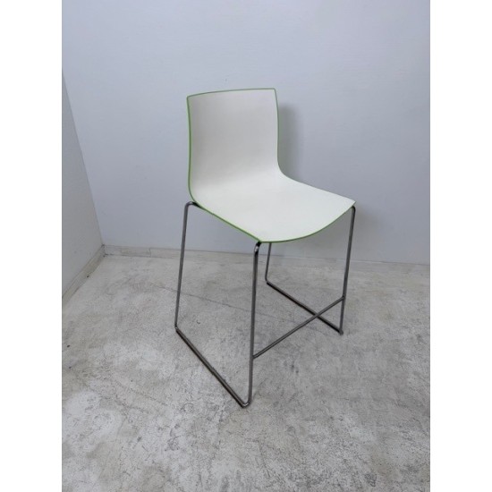 tweedehands - gebruikt - refurbished Arper Catifa 46 stapelbare design barkrukken met sledepoot Krukken