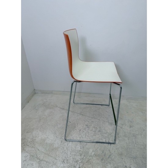 tweedehands - gebruikt - refurbished Arper Catifa 46 stapelbare design barkrukken met sledepoot Krukken