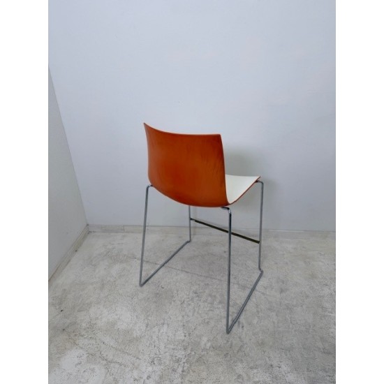 tweedehands - gebruikt - refurbished Arper Catifa 46 stapelbare design barkrukken met sledepoot Krukken