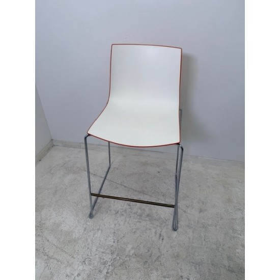 tweedehands - gebruikt - refurbished Arper Catifa 46 stapelbare design barkrukken met sledepoot Krukken