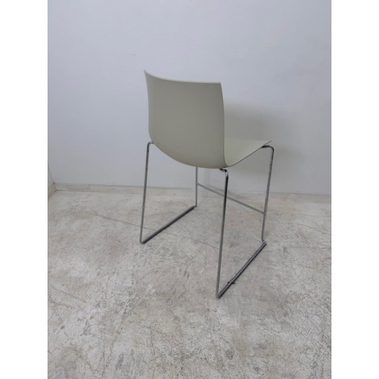 tweedehands - gebruikt - refurbished Arper Catifa 46 stapelbare design barkrukken met sledepoot Krukken