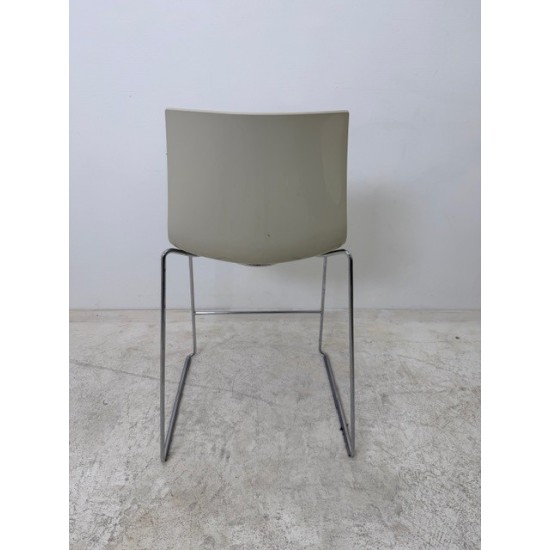 tweedehands - gebruikt - refurbished Arper Catifa 46 stapelbare design barkrukken met sledepoot Krukken