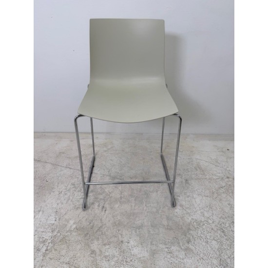 tweedehands - gebruikt - refurbished Arper Catifa 46 stapelbare design barkrukken met sledepoot Krukken