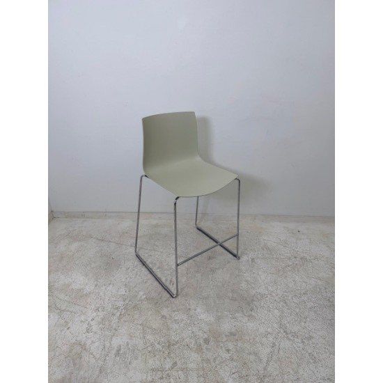 tweedehands - gebruikt - refurbished Arper Catifa 46 stapelbare design barkrukken met sledepoot Krukken