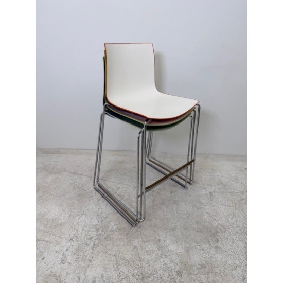 tweedehands - gebruikt - refurbished Arper Catifa 46 stapelbare design barkrukken met sledepoot Krukken