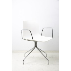 Arper Catifa 46 Stoel met draaivoet en armleuningen Arper Catifa 46 Stoel met draaivoet en armleuningen