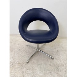 Artifort Nina Design kuipstoel donkerblauw leer gepolijst voetenkruis