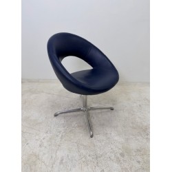 Artifort Nina Design kuipstoel donkerblauw leer gepolijst voetenkruis