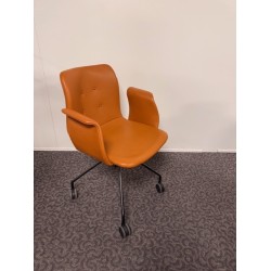 Bent Hansen Primum chair cognac Zenso leer zwart frame op wielen met armleuningen