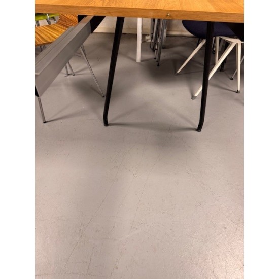 tweedehands gebruikt refurbished Side table Bent Hansen Primum round table 120 cm oak veneer showroom model tweedehands - gebruikt - refurbished Bent Hansen Primum round table 120 cm oak veneer showroom model Side table
