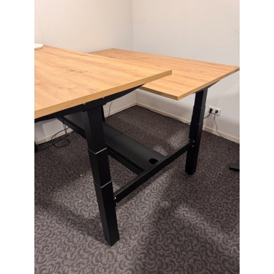 tweedehands gebruikt refurbished showroom desks Dencon Sega electric sit-stand desk oak desk black frame showroom model tweedehands - gebruikt - refurbished Dencon Sega electric sit-stand desk oak desk black frame showroom model showroom desks