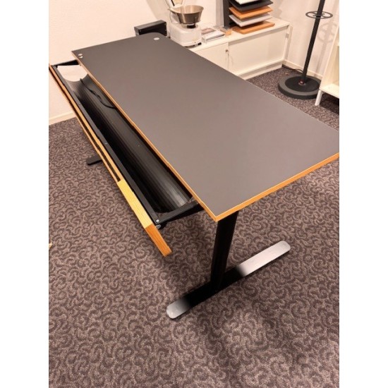 tweedehands gebruikt refurbished Office desks Dencon v7 electric design sit-stand desk 160x80cm black oak veneer showroom model tweedehands - gebruikt - refurbished Dencon v7 electric design sit-stand desk 160x80cm black oak veneer showroom model Office desks