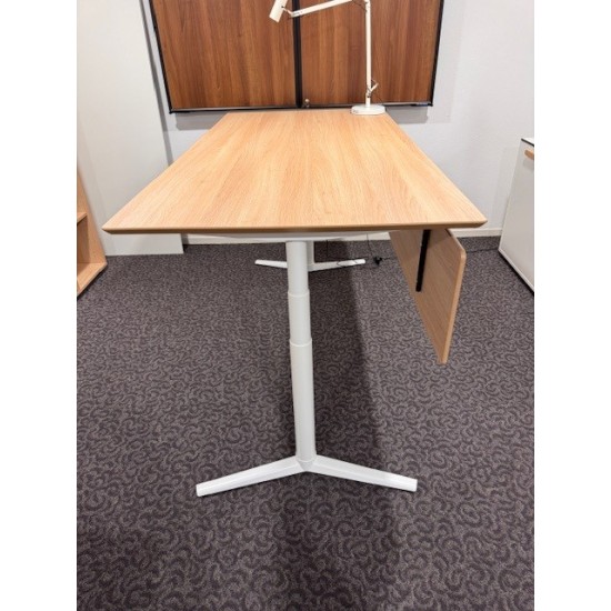 tweedehands gebruikt refurbished Electrically adjustable desks Fumac Switch sit-stand desk in white oak, 180x90, showroom model tweedehands - gebruikt - refurbished Fumac Switch sit-stand desk in white oak, 180x90, showroom model Electrically adjustable desks