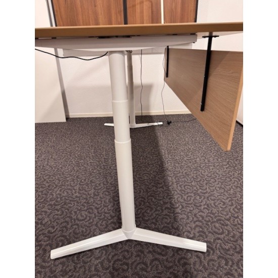 tweedehands gebruikt refurbished Electrically adjustable desks Fumac Switch sit-stand desk in white oak, 180x90, showroom model tweedehands - gebruikt - refurbished Fumac Switch sit-stand desk in white oak, 180x90, showroom model Electrically adjustable desks