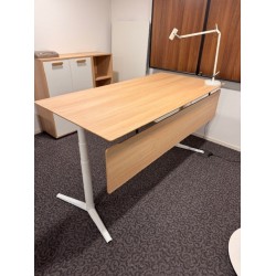 Fumac Switch sit-stand desk in white oak, 180x90, showroom model