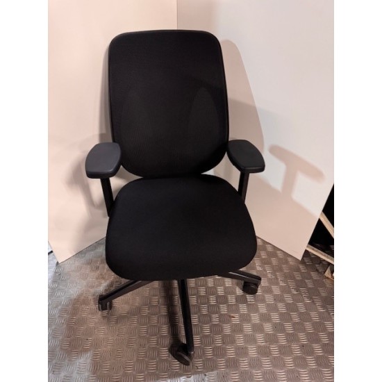tweedehands - gebruikt - refurbished Giroflex 353 bureaustoel zwart netrug zwart stof NPR armleuningen Design bureaustoel