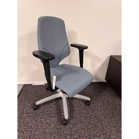 tweedehands - gebruikt - refurbished Giroflex 64 3578 blauwe stof 4D armleuningen showroommodel ocazu NPR1813 bureaustoelen