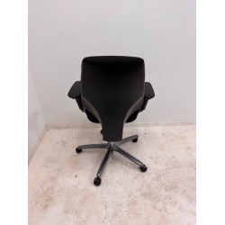 Giroflex 64-4578 refurbished bureaustoel brede zitting, zwarte comfort stof en 3D armleuningen