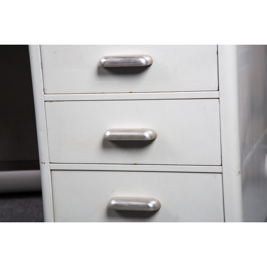 tweedehands - gebruikt - refurbished Vintage industrieel LIPS President niervormig bureau Vintage bureaus