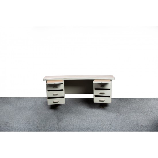 tweedehands - gebruikt - refurbished Vintage industrieel LIPS President niervormig bureau Vintage bureaus