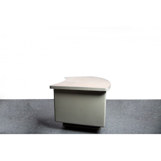 tweedehands - gebruikt - refurbished Vintage industrieel LIPS President niervormig bureau Vintage bureaus