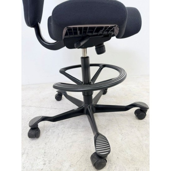 tweedehands - gebruikt - refurbished HAG Capisco 8106 bureaustoel zwart stof voetenring 24 uurstoel