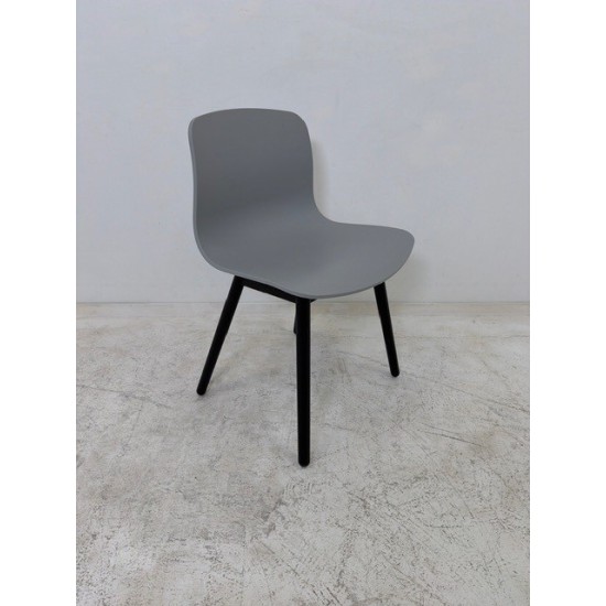 tweedehands gebruikt refurbished Design stoel Hay AAC12 About a Chair zwart,wit en grijs in goede staat! tweedehands - gebruikt - refurbished Hay AAC12 About a Chair zwart,wit en grijs in goede staat! Design stoel