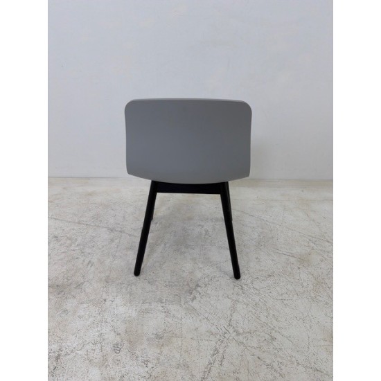 tweedehands gebruikt refurbished Design stoel Hay AAC12 About a Chair zwart,wit en grijs in goede staat! tweedehands - gebruikt - refurbished Hay AAC12 About a Chair zwart,wit en grijs in goede staat! Design stoel