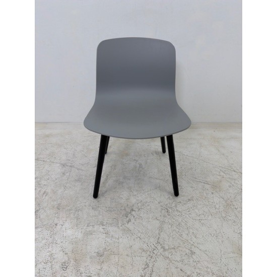 tweedehands gebruikt refurbished Design stoel Hay AAC12 About a Chair zwart,wit en grijs in goede staat! tweedehands - gebruikt - refurbished Hay AAC12 About a Chair zwart,wit en grijs in goede staat! Design stoel