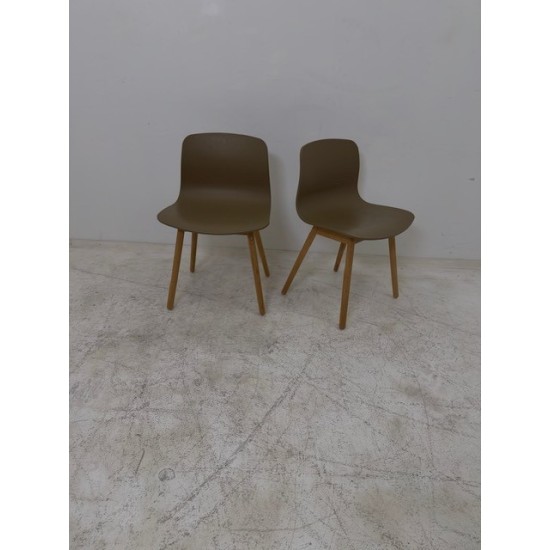 tweedehands - gebruikt - refurbished Hay AAC12 About a Chair chair gray, soft brick, white, clay wooden legs Design chair