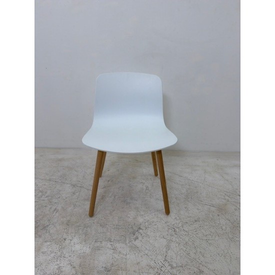 tweedehands gebruikt refurbished Kantinestoelen Hay AAC12 About a Chair stoel taupe en grijs houten poten tweedehands - gebruikt - refurbished Hay AAC12 About a Chair stoel taupe en grijs houten poten Kantinestoelen