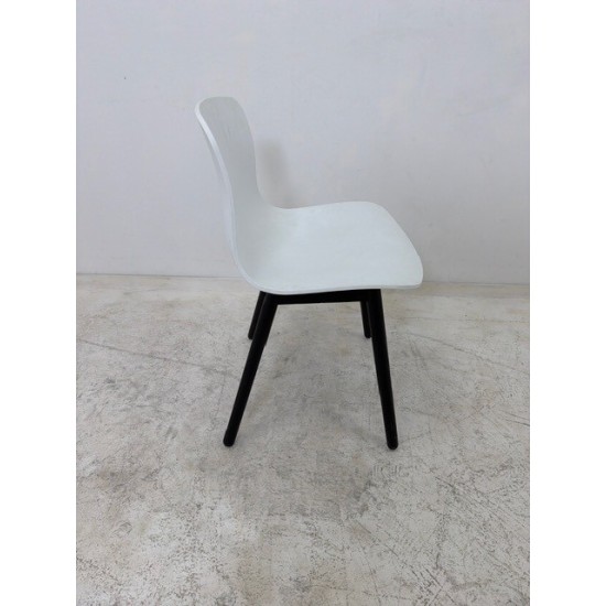 tweedehands gebruikt refurbished Design stoel Hay AAC12 About a Chair zwart,wit en grijs in goede staat! tweedehands - gebruikt - refurbished Hay AAC12 About a Chair zwart,wit en grijs in goede staat! Design stoel