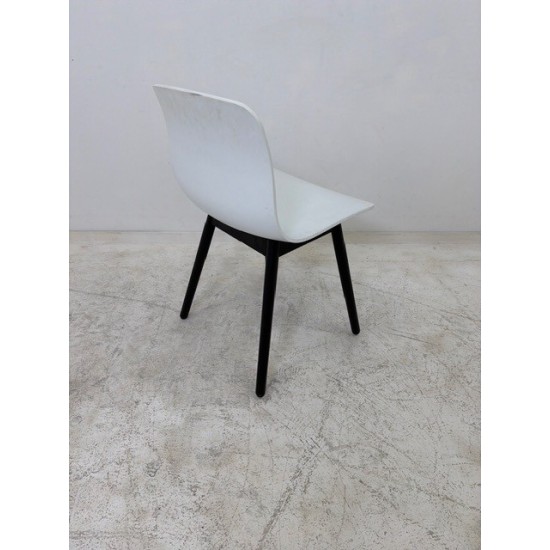 tweedehands gebruikt refurbished Design stoel Hay AAC12 About a Chair zwart,wit en grijs in goede staat! tweedehands - gebruikt - refurbished Hay AAC12 About a Chair zwart,wit en grijs in goede staat! Design stoel