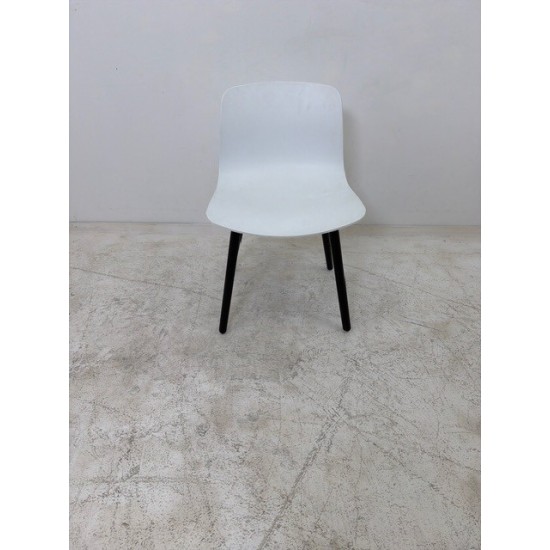 tweedehands gebruikt refurbished Design stoel Hay AAC12 About a Chair zwart,wit en grijs in goede staat! tweedehands - gebruikt - refurbished Hay AAC12 About a Chair zwart,wit en grijs in goede staat! Design stoel