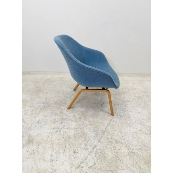 tweedehands - gebruikt - refurbished Hay AAL83 Armchair, Blue Fabric, Oak Base Bucket seat chairs