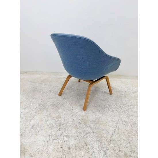 tweedehands - gebruikt - refurbished Hay AAL83 Armchair, Blue Fabric, Oak Base Bucket seat chairs