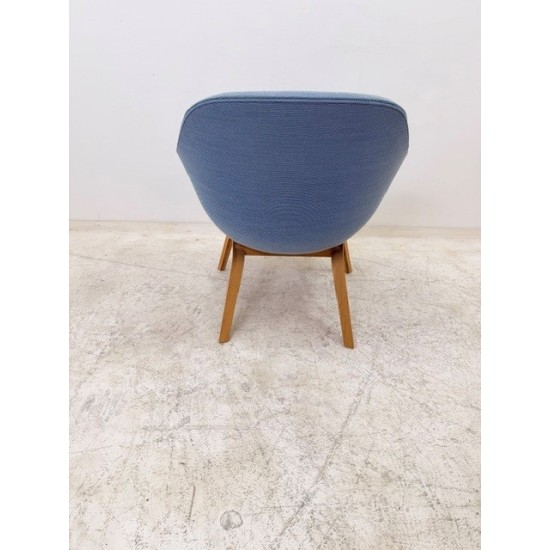 tweedehands - gebruikt - refurbished Hay AAL83 Armchair, Blue Fabric, Oak Base Bucket seat chairs