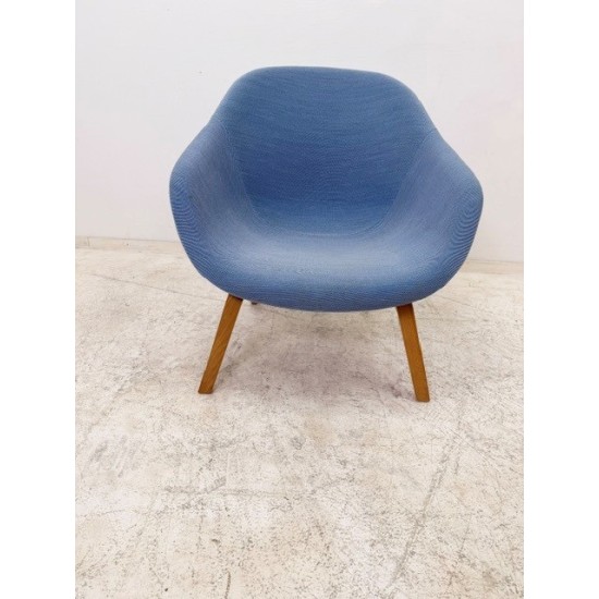 tweedehands - gebruikt - refurbished Hay AAL83 Armchair, Blue Fabric, Oak Base Bucket seat chairs