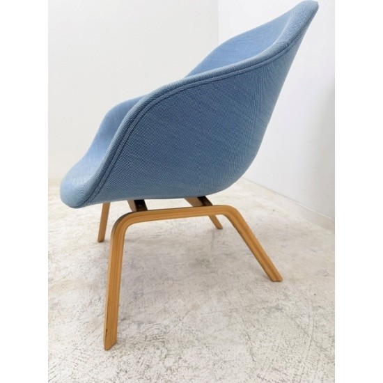 tweedehands - gebruikt - refurbished Hay AAL83 Armchair, Blue Fabric, Oak Base Bucket seat chairs