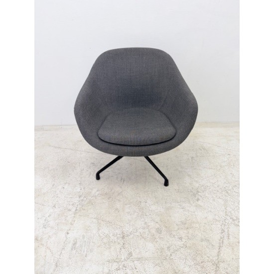 tweedehands - gebruikt - refurbished Hay AAL81 About a Loungechair antraciet showroomstaat Kuipstoelen