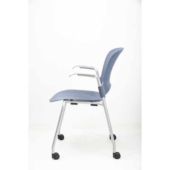 tweedehands gebruikt refurbished Stapelbare stoelen Herman Miller Caper 4-poot Stoel wieltjes tweedehands - gebruikt - refurbished Herman Miller Caper 4-poot Stoel wieltjes Kantinestoelen