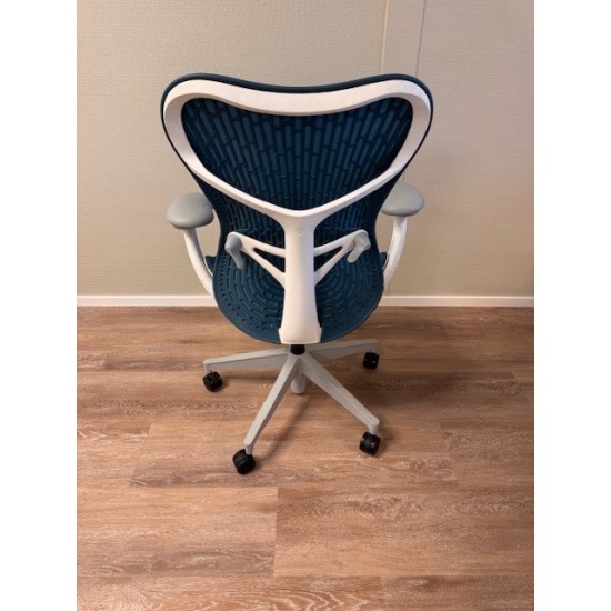 tweedehands gebruikt refurbished Design Office chair Herman Miller Mirra2 butterfly back white turquoise office chair full options showroommodel tweedehands - gebruikt - refurbished Herman Miller Mirra2 butterfly back white turquoise office chair full options showroommodel Design Office chair