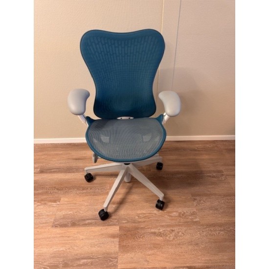 tweedehands gebruikt refurbished Design Office chair Herman Miller Mirra2 butterfly back white turquoise office chair full options showroommodel tweedehands - gebruikt - refurbished Herman Miller Mirra2 butterfly back white turquoise office chair full options showroommodel Design Office chair